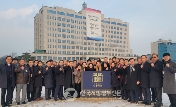 21일 대통령실 공식간담회를 마친 동서포럼 각 지역 대표자들 40여 명이 용산 대통령실 광장 포토존에서 강승규 시민사회수석(사진 중앙), 김대남 시민소통비서관 등 대통령비서실 관계자들과 함께 단체사진을 찍고 있다(사진제공=대통령비서실)