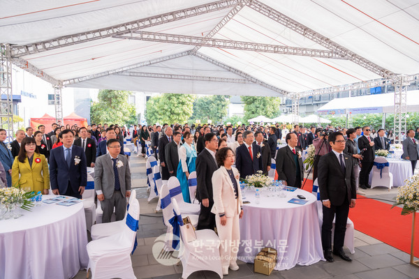 한•베수교 30주년을 맞이하여 22일 한국글로벌학교(KGS) 하노이 캠퍼스 야외무대에서는 양국 정부 관계자와 국민 등 약 300여 명이 참석한 가운데 성대한 기념식이 열렸다.(사진=KGS)