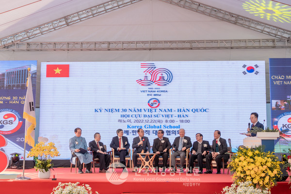 주요 참석자들이 무대에서 한베수교 30주년 기념 토론회를 하고 있다(사진=KGS)