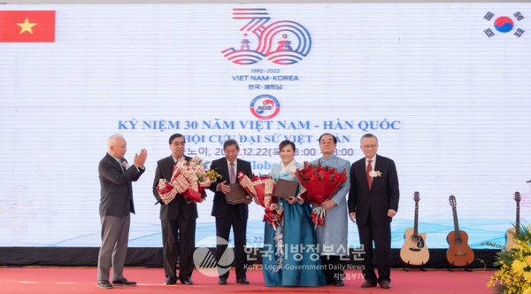 공로패 수상자인 응우옌푸빈 전 대사(왼쪽 두번째)와 레당호안 교수(왼쪽 세번째)). 감사패 수상자인 김지은 대표(오른쪽 세번째)와 안경환 이사장(오른쪽 두번째)(사진=KGS)