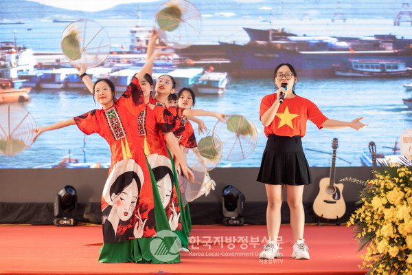 베트남 학생들이 축하공연을 하고 있다(사진=KGS)