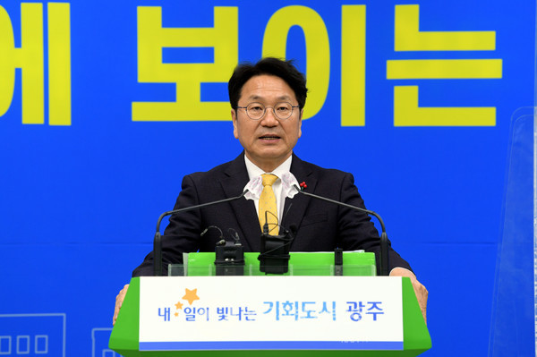 강기정 광주시장은 27일 시청 브리핑룸에서 송·신년 기자회견을 열고 눈에 보이는 변화를 추구하여 ‘기회의도시 광주’를 만들어 나가겠다고 밝혔다.(사진=광주시청)