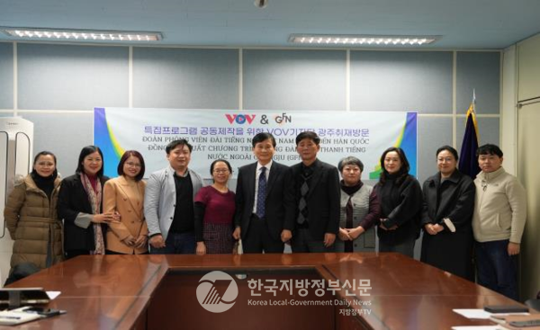 베트남 국영방송 VOV(Voice of Vietnam) 기자단 6명이 지난 5일 한·베 수교 31주년 기념하여 특집 프로그램을 공동 제작하기 위해 GFN 광주영어방송국을 방문했다.(사진=광주영어방송)