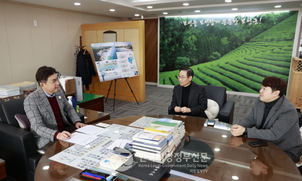 김철우 보성군수(맨 왼쪽)가 18일 보성군청 군수실에서 본지 정양기 발행인(왼쪽 두번째), 조용원 취재본부장(맨 오른쪽)과 특별대담을 나누고 있다(사진=보성군청)