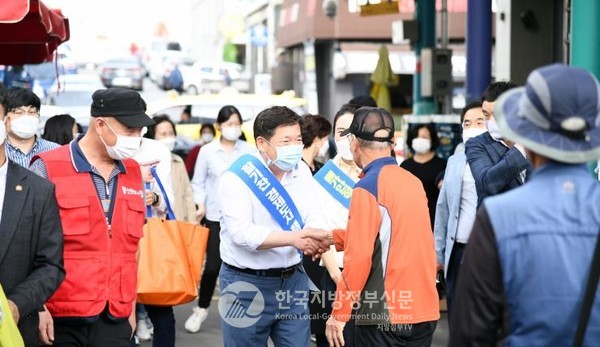 김병내 광주남구청장은 현장에서 주민들과 양방향 소통에 집중하면서 민원서비스 질 향상에 큰 성과를 보이고 있다(사진=광주남구청)