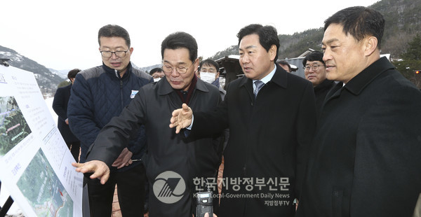 김관영 도지사가 부안 새만금 2023 세계스카우트잼버리 현장을 둘러보고 조직위원회의 잼버리대회 준비 상황을 보고 받고 있다.(사진=전북도청)