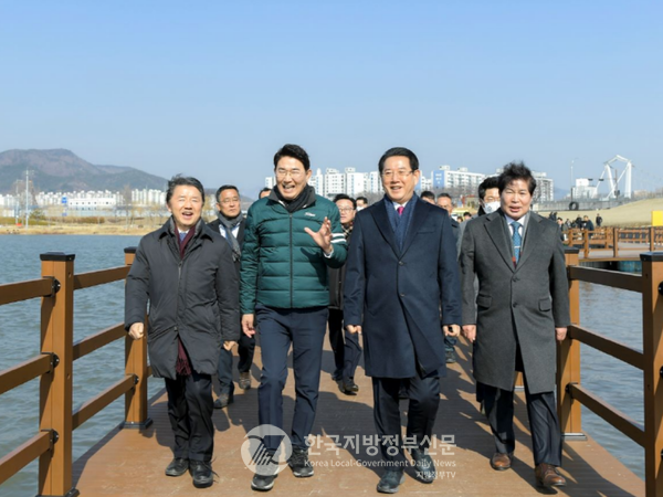 4일 2023정원박람회 붐업페스타에 참석한 남성현 산림청장과 김영록 전남지사와 공영민 고흥군수와 함께 오천그린광장을 둘러보며 정원박람회 성공개최의 기대감을 높혔다(사진=순천시청)