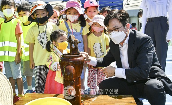 김병수 김포시장이 지난해 9월7일 ‘어린이집연합회, 전통놀이 한마당’ 행사에서 어린이들과 함께 호흡하는 모습이다. (사진=김포시청)