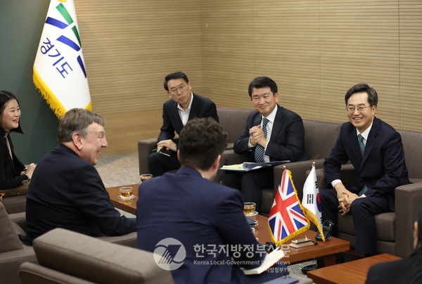 김동연 경기도지사가 존 위팅데일(John Whittingdale) 영국 무역특사와 향후 경기도와 영국 간 기후변화 대응과 미래 첨단산업 분야의 경제 협력 방안에 관해 논의했다. (사진=경기도청)