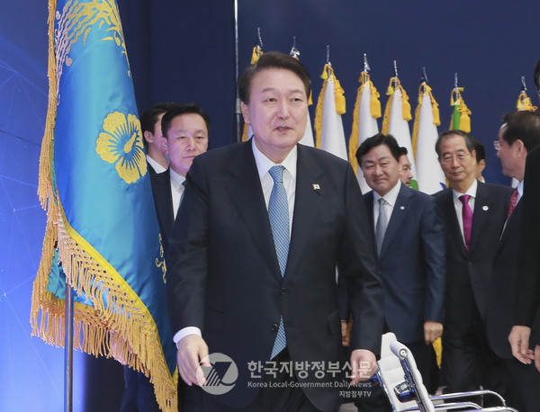 윤석열 대통령과 김관영 전북지사(윤대통령 오른쪽)가 10일 전북도청에서 개최된 제3회 중앙지방협력회의장에 입장하고 있다(사진=전북도청)