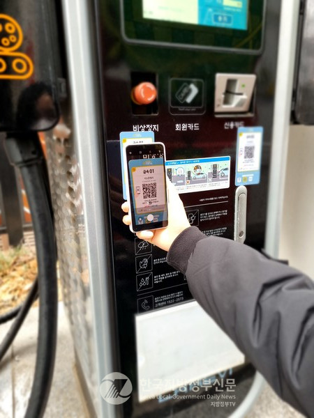 서울시는 전기차 충전 결제를 휴대전화 하나로 간편하게 할 수 있도록  ‘QR 간편 결제방식’을 이번 달부터 순차적으로 도입한다고 밝혔다. (사진=서울시청)
