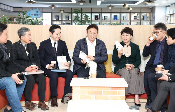 이철우 경북지사가 '미래창고'라는 도청 도서관에서 이색 간부회의를 주재하고 '징비록'의 기록을 교훈 삼아 중앙집권의 폐해를 공론화시키며 과감한 지방분권을 통한 국가 균형발전을 강력히 주장하고 나섰다.(사진=경북도청)