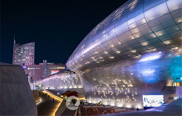 서울시와 서울디자인재단은 디자이너 양성을 위한 초기 디자인기업 지원부터 중소기업의 제품 기획･디자인 개발, 마케팅･판로개척에 이르기까지 다각도로 지원하는 ‘디자인산업 육성 지원’ 사업을 2월부터 본격 추진한다. (사진=서울시청)