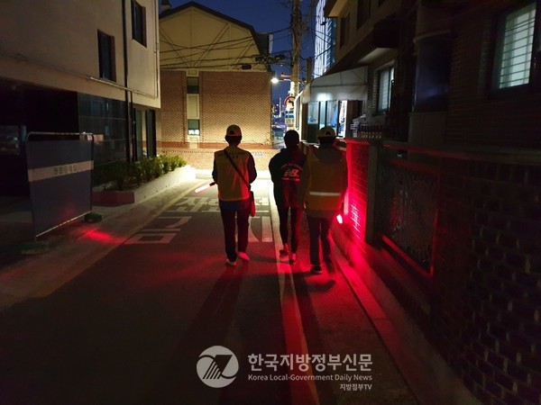 서울 서초구(구청장 전성수)가 3월부터 서울시 최다 인원으로 늦은 밤 귀가동행서비스인 ‘안전귀가 반딧불이’ 사업을 운영한다.  (사진=서초구청)