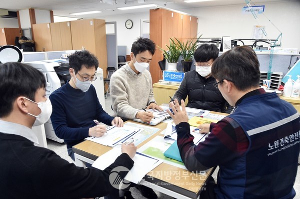 서울 노원구가 전국 최초로 해체 가이드라인을 제시하고 건축물 해체공사 시 안전사고 예방을 위해 해체공사 착공 전 안전교육을 실시한다. (사진=노원구청)