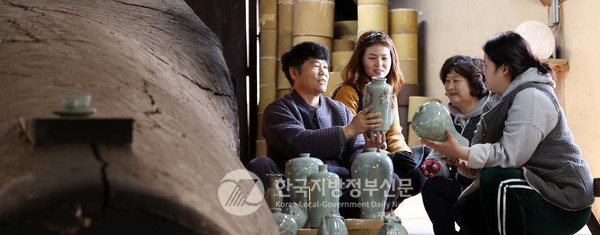 제51회 강진청자축제가 오늘(23일) 시작된 가운데 전남 강진군 대구면 고려청자박물관 제2호 가마에서 1300도의 열을 견딘 청자가 도공들의 손에 의해 가마 밖으로 나오고 있다(사진=강진군청)