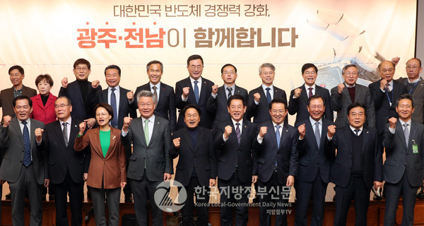 지난해 12월 국회토론회 개최에 이어 올해 2월에는 대한민국을 대표하는 반도체 기관과 광주․전남 반도체 산업 육성 상생협력 업무협약을 체결하고 강기정 광주시장과 김영록 전남지사는 오늘(27일)  ‘국가첨단전략산업 특화단지’ 신청서를 공동으로 정부에 제출했다(사진=광주시청)