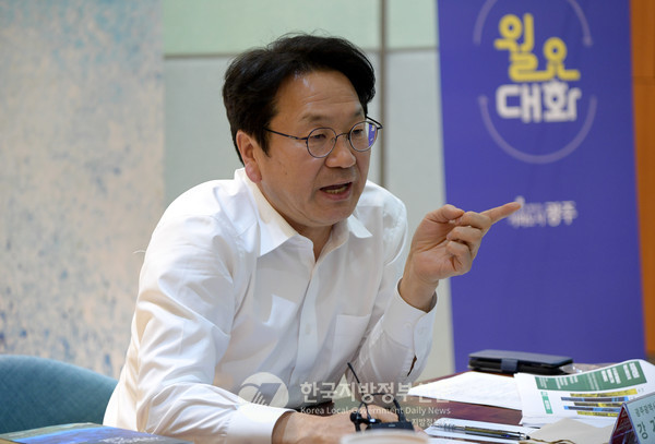 강기정 광주시장은 전국 최초 재외동포 지원정책 선도도시로서 732만 ‘재외동포청’ 유치 의향서를 28일 외교부에 전달했다. 27일 월요대화 개최(사진=광주시청)