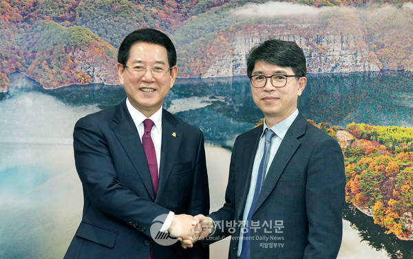 김영록 전라남도지사(왼쪽)가 28일 전남도청을 방문한 김완섭 기획재정부 예산실장(오른쪽)에게 2024년도 주요 지역 현안사업의 국고예산 반영을 요청했다(사진=전남도청)