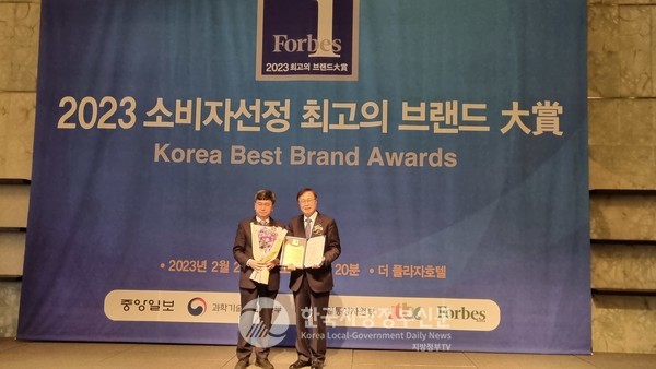 인천광역시(시장 유정복)는 오늘(2일) 서울 중구 더 플라자 호텔에서 개최된 2023 소비자 선정 최고의 브랜드 대상 시상식에서 ‘초일류도시 인천’ 브랜드로 정책브랜드 부문 대상을 수상했다. (사진=인천시청)