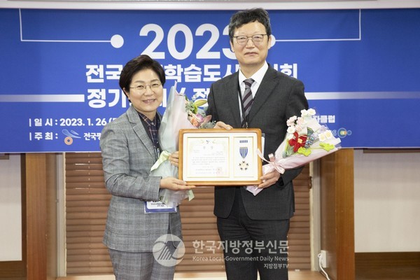 서울 은평구(구청장 김미경)는 ‘제1회 대한민국평생학습도시 좋은 정책 어워드’ 공모전에서 ‘좋은 정책상’과 ‘평생교육사 신인상’을 수상하며 2관왕에 올랐다. (사진=은평구청)