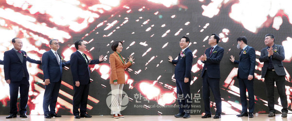 에너지신산업 규제자유특구 전력공급 통전식이 2일 오후 나주시 동수동 나주혁신산단 한전 에너지신기술연구원에서 열린 가운데 김영록 전라남도지사(오른쪽 네번째), 이영 중소벤처기업부장관, 정승일 한국전력공사, 윤병태 나주시장 등 통전 세리모니를 하고 있다.(사진=전남도청)