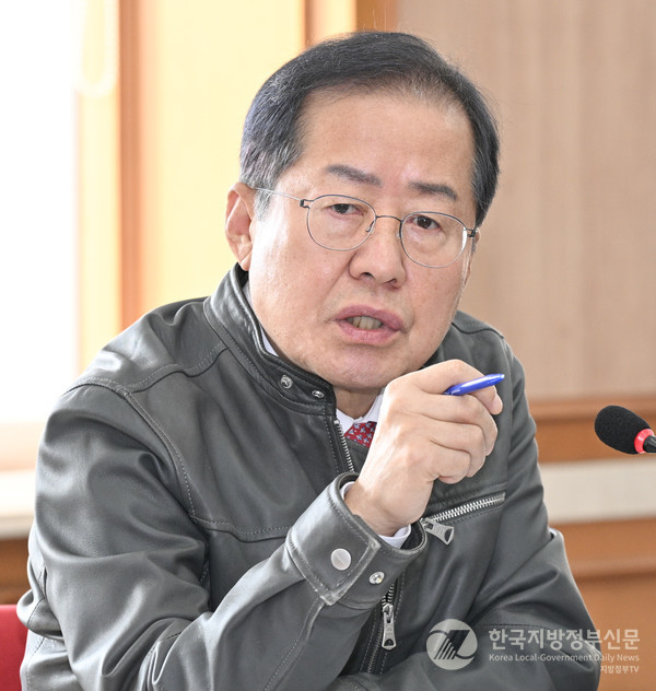 홍준표 시장은 6일 간부회의에서 군위군 편입 등 주요사업지역을 토지거래허가구역으로 지정해야 한다고 밝혔다(사진=대구시청)