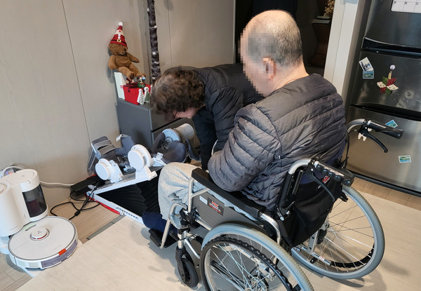 ‘찾아가는 로봇재활서비스’를 신청한 구민이 기기를 사용하고 있다. (사진=동대문구청)