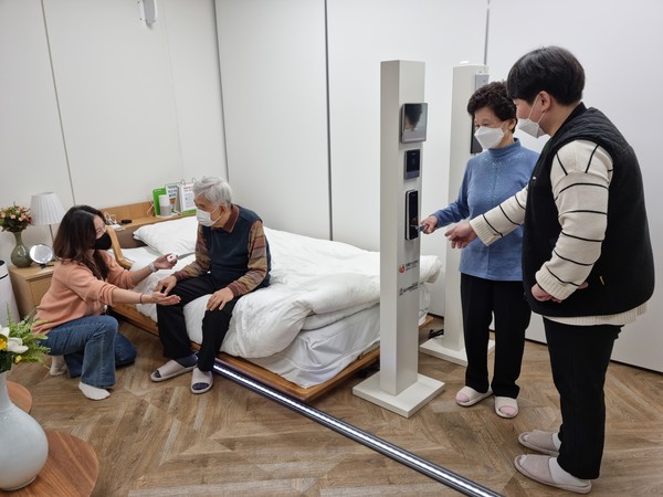 노원치매안심센터 내에 새롭게 조성된 훈련센터에서는 작업치료사와 함께 낙상을 방지하는 법, 안전하게 샤워하는 법과 같은 기본적인 생활법을 배울 수 있으며 손실된 신체 기능을 보완할 수 있는 각종 기기들을 체험할 수 있다. (사진=노원구청)