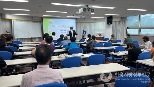 경북도 농업기술원은 7일 경북농업인회관에서 지방시대 주도 핵심 과제 중 하나인 ‘농업 대전환’확산을 위해 ‘농업 대전환 확산 농업인 역량 교육’을 실시했다/사진=경북도