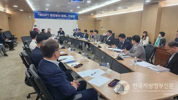 경북도는 지난 6일 도청에서 주요 간부 공무원이 참여한 가운데 행정에 챗GPT 활용을 포함한 인공지능 접목을 위한 전문가 간담회를 진행했다(사진=경북도청)