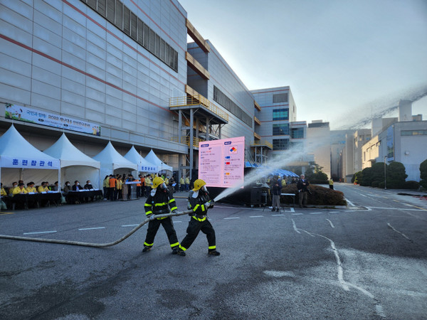 부천시는 지난해 11월 도당동 DB하이텍(주) 부천공장에서 조용익 시장 주재로 부천소방서 등 20개 유관기관 및 민간단체 등 250여 명이 참여해 유해화학물질 유출에 대한 대응훈련을 진행했으며, 훈련 기획·설계·평가·환류 등 23개 지표에서 최우수 등급을 획득했다. (사진=부천시청)