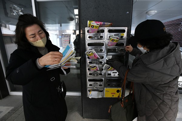 지역 내 세대의 우편함에서 우편물을 살피는 통장 (사진=노원구청)