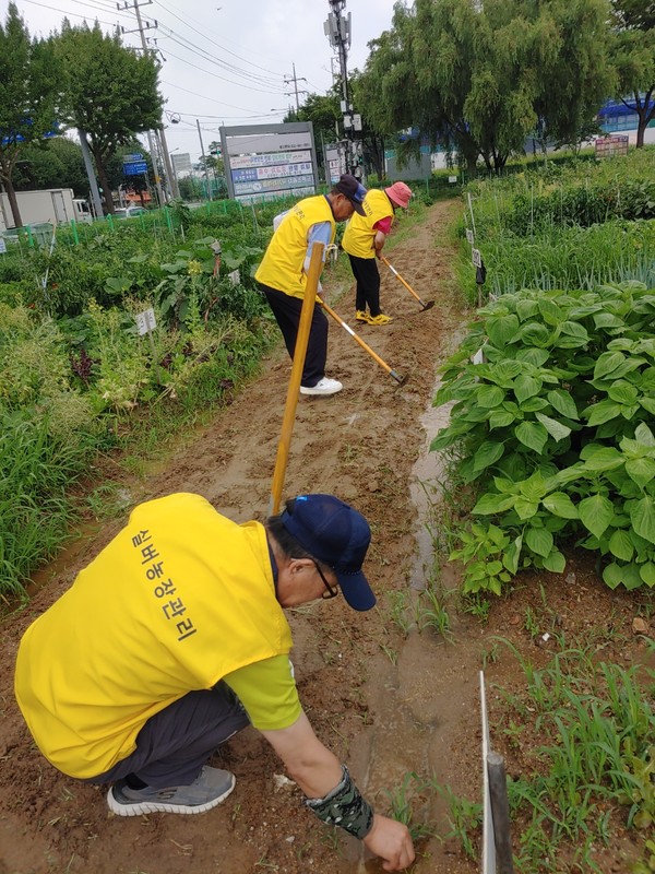 인천 남동구 노인인력개발센터(센터장 박보환)는 보건복지부(장관 조규홍) 주관 ‘2023년 노인 일자리 및 사회활동지원사업 참여자 조기 등록 추진 평가’에서 지난해에 이어 2년 연속 전국 1위에 선정되며 ‘보건복지부 장관상’을 받았다. (사진=인천 남동구 노인인력개발센터)