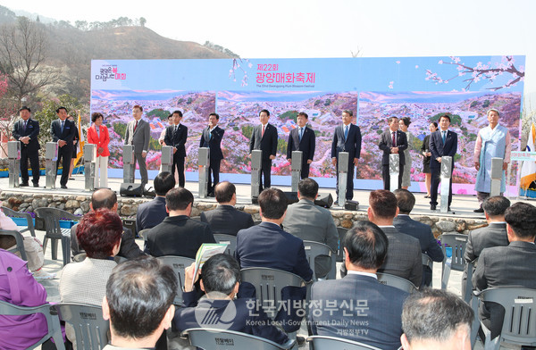 이날 광양, 구례, 하동, 곡성 등 섬진강권 4개 지자체장이 손잡고 섬진강 관광시대를 열어가기 위한 ‘섬진강 관광시대 원년’ 선포식을 가졌다(사진=광양시청)