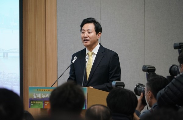 오세훈 서울특별시장은  영국 런던, 아일랜드 더블린, 독일 함부르크, 덴마크 코펜하겐을 방문하는 9박11일 일정의 유럽 출장길에 올랐다. 사진은 '그레이트 한강 프로젝트 추진계획'을 발표하는 오세훈 시장 (사진=서울시청)