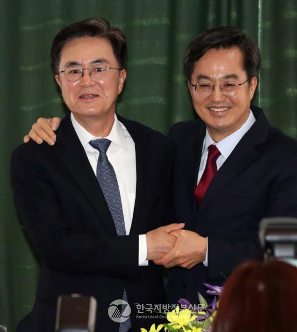 베이밸리 메가시티 성공을 위해 맞손 잡은 김태흠 충남지사(왼쪽)와 김동연 경기지사(오른쪽)