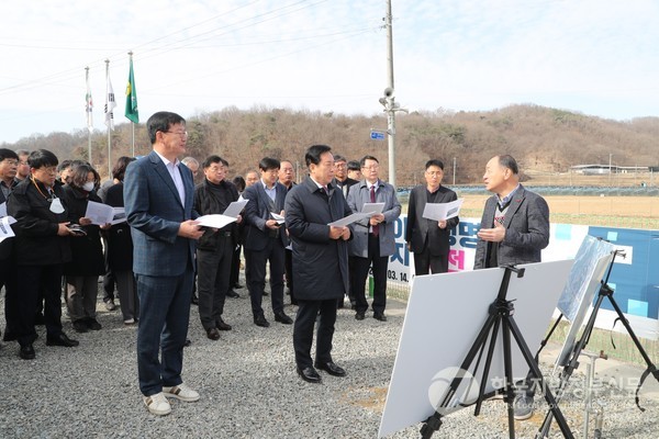 14일 권기창 안동시장(가운데)은 바이오생명 국가산업단지 후보지로 신청한 풍산읍 노리 일원에서 ‘페이퍼리스 전략회의’를 가졌다/사진=안동시