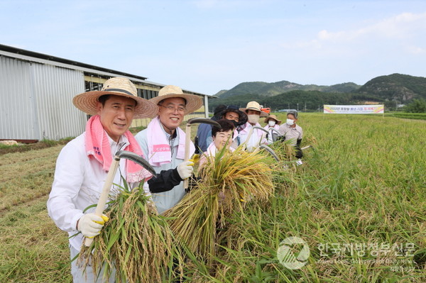이강덕 포항시장은 지난해 8월 청하면에서 첫 벼 베기 행사에 참여했다/사진=포항시