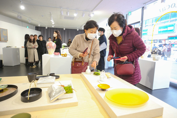 서초구는 상권별 특징을 분석해 양재천길 상권에 ‘살롱 in 양재천’ 이라는 브랜딩을 개발했다. 사진은 ‘살롱 in 양재천 갤러리’ 전시회 모습 (사진=서초구청)