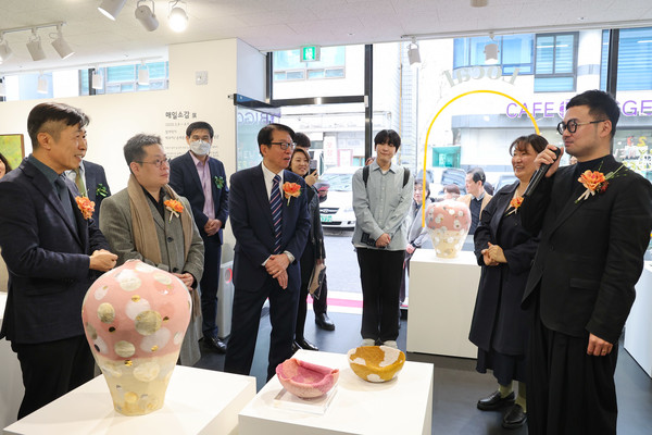 사진은 전시회 작가의 작품설명 모습 {사진=서초구청)