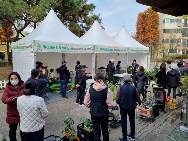 사진은 찾아가는 반려식물 분갈이 서비스 현장 (사진=양천구청)