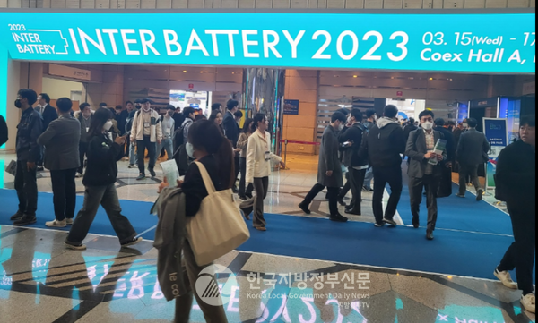 첨단 차세대 배터리 기술의 각축장인 ‘인터배터리 2023’이 수많은 인파가 몰려든 가운데 서울 코엑스에서 열리고 있다.(사진=배성열 객원기자)