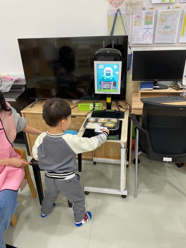 AI 푸드스캐너를 활용 중인 명륜 어린이집 모습 (사진=종로구청)