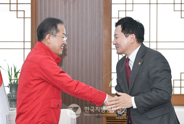 원희룡 장관은 20일 오후 홍준표 대구시장을 만나 대구 미래 스마트 국가산업단지 조기 추진과 제대로 된 대구경북신공항 건설을 위한 지원방안을 협의했다(사진=대구시청)