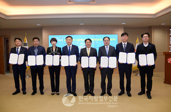 광주광역시는 20일 시청 비즈니스룸에서 광주신용보증재단, 광주은행, KB국민은행, NH농협은행, 신한은행, 우리은행, 하나은행 등 7개 금융기관과 함께 ‘2023년 소상공인(골목상권) 특례보증 지원 협약’을 체결했다.(사진=광주시청)