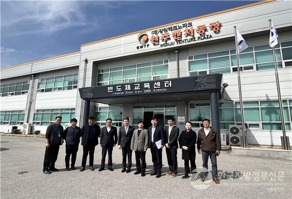 강원테크노파크 신임 허장현 원장(왼쪽 다섯번째)은 20일 원주 반도체 교육센터에서 강원도 반도체 클러스터 조성을 위한 주요사업 추진현황을 점검했다/사진=강원도