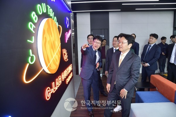 삼성전자가 광주광역시에 ‘C랩 아웃사이드 광주’를 개소하고 AI 벤처 스타트업 5개사를 선발해 본격 육성에 나섰다. 강기정 시장(맨앞)이 정성택 삼성전자 부사장의 설명을 듣고 있다(사진=광주시청)