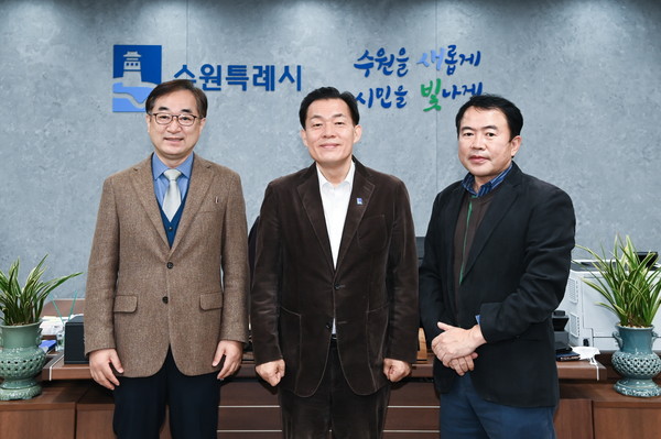 지난해 11월 수원시 스마트도시 국제 인증 평가를 위해 이재준 수원특례시장이 영국표준규격협회 관계자들과 인터뷰한 뒤 기념촬영을 하고 있다. (사진=수원시청)