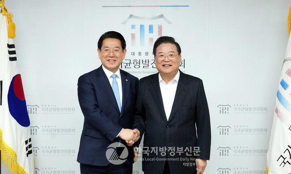 김영록 지사(왼쪽)는 21일 국가균형발전과 지방자치 활성화를 위한 지역 현안을 건의하기 위해 정부 서울청사 대통령직속 국가균형발전위원회를 방문해 우동기 위원장(오른쪽)을 만나 지역 현안을 건의했다(사진=전남도청)